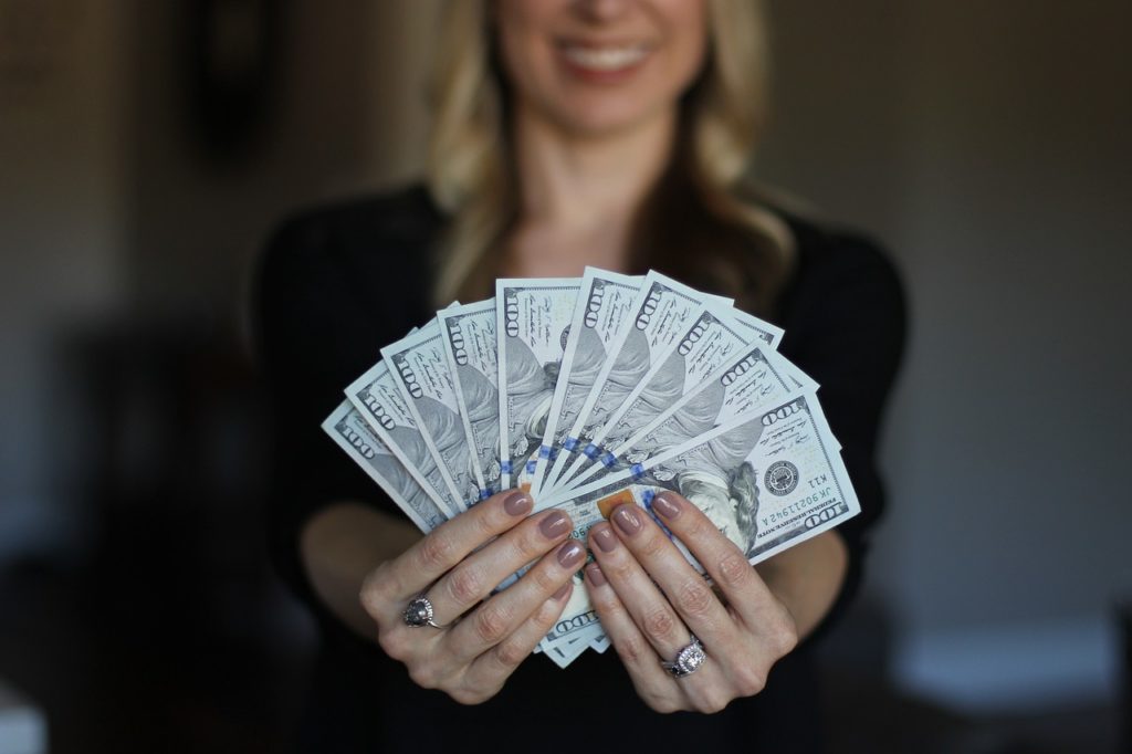 Femme qui tient de l'argent dans ses mains