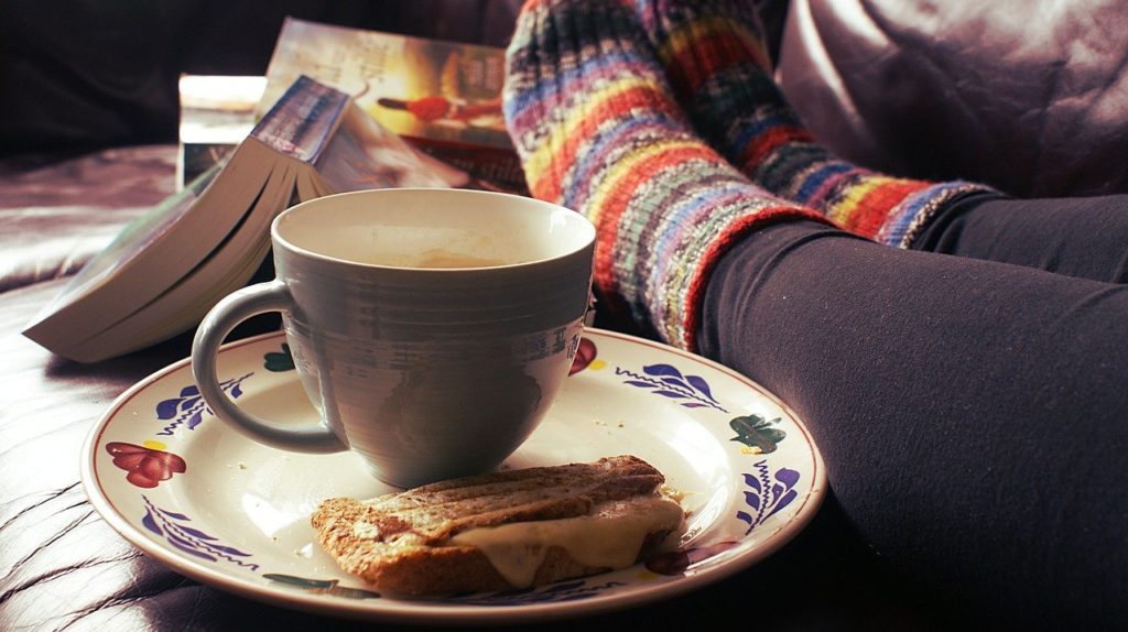 chaussettes en laine, pâtisserie, café, livres, être confortable chez soi