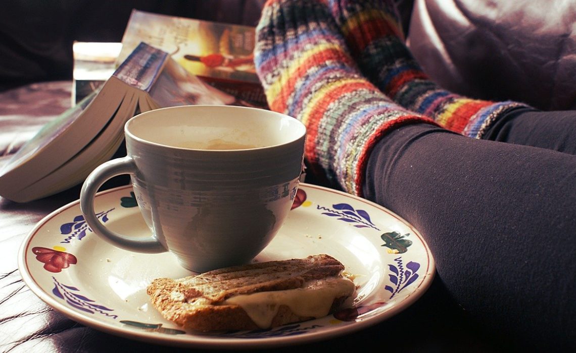 chaussettes en laine, pâtisserie, café, livres, être confortable chez soi