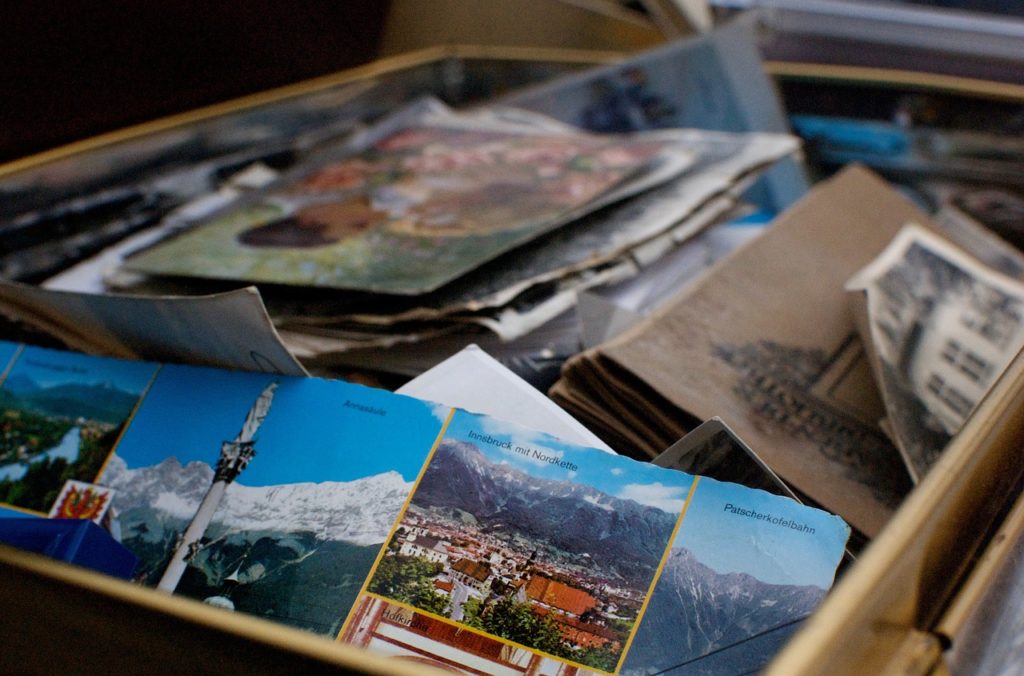 boîte de photos et cartes postales souvenir
