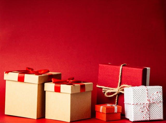 Plusieurs boîtes cadeau avec des rubans en tissu ou en cordelette