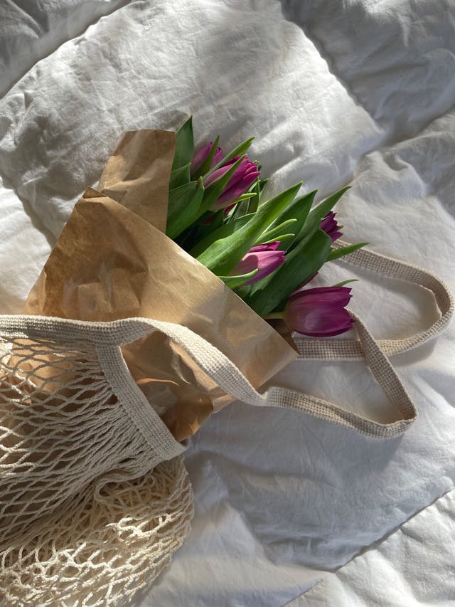 Bouquet de tulipes dans du papier kraft