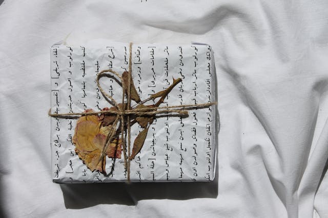 Cadeau emballé dans un papier imprimé de récupération