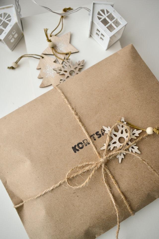 Emballage réalisé en papier kraft de récupération et attaqué avec une cordelette.
