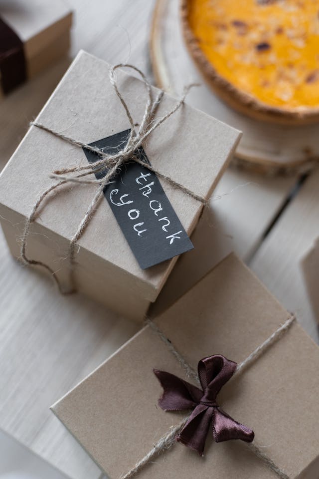 Cadeaux emballés dans des boîtes en carton avec un ruban en tissu et de la cordelette