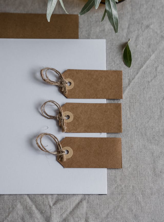 Étiquettes pour emballages cadeau en papier recyclé et cordelette