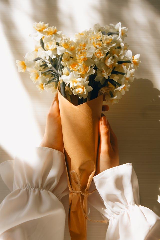Bouquet de fleurs emballé dans du papier kraft