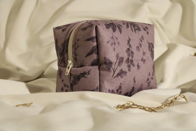 Trousse de voyage utilisée comme emballage cadeau