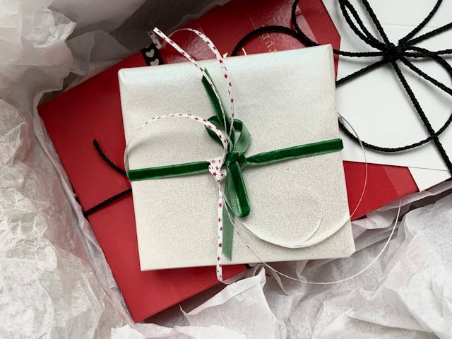 Cadeaux avec des rubans en tissu velour et cordelette