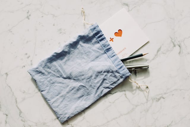 Petite pochette en tissu pour emballer ses cadeaux