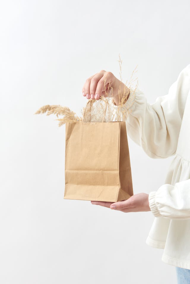 Sac en papier kraft customisé avec des fleurs et herbes séchées