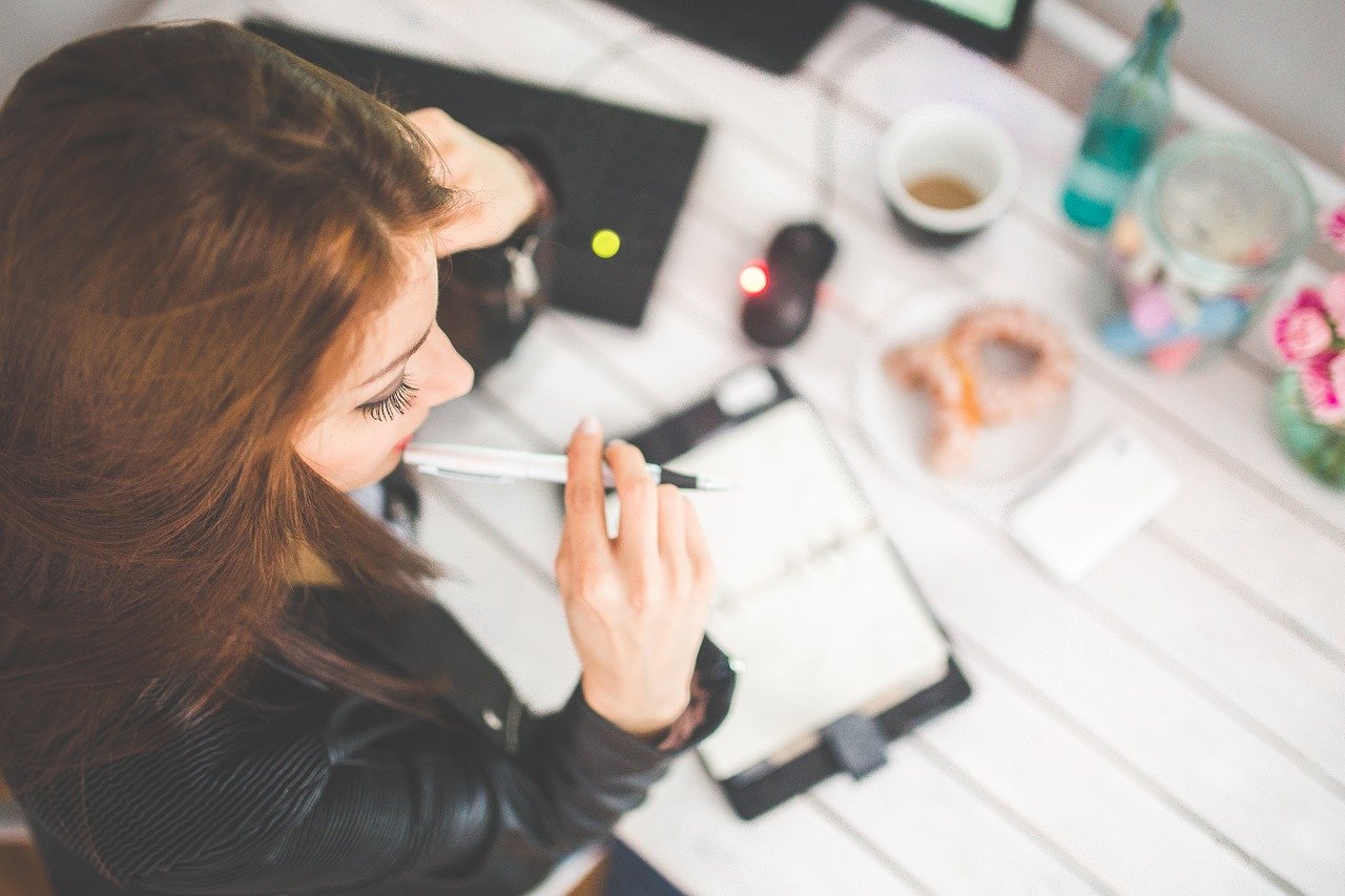 jeune femme entrepreneure qui reflechit