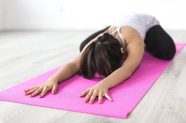 Femme qui pratique le yoga