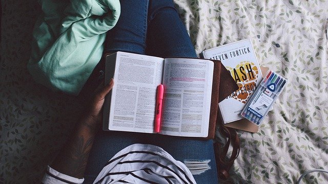 Personne qui lit et étudie dans son lit