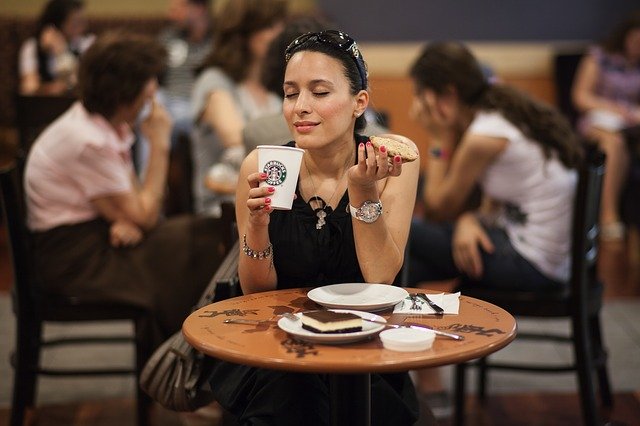 Femme qui fait une pause dans un café