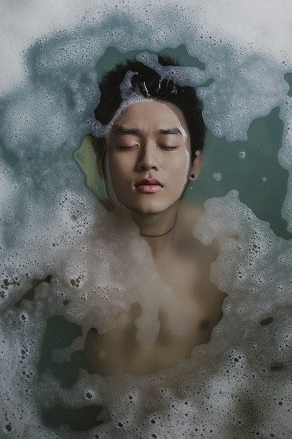 Homme asiatique qui prend un bain