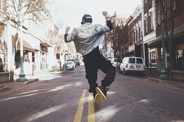 Homme qui danse le hip hop en rue