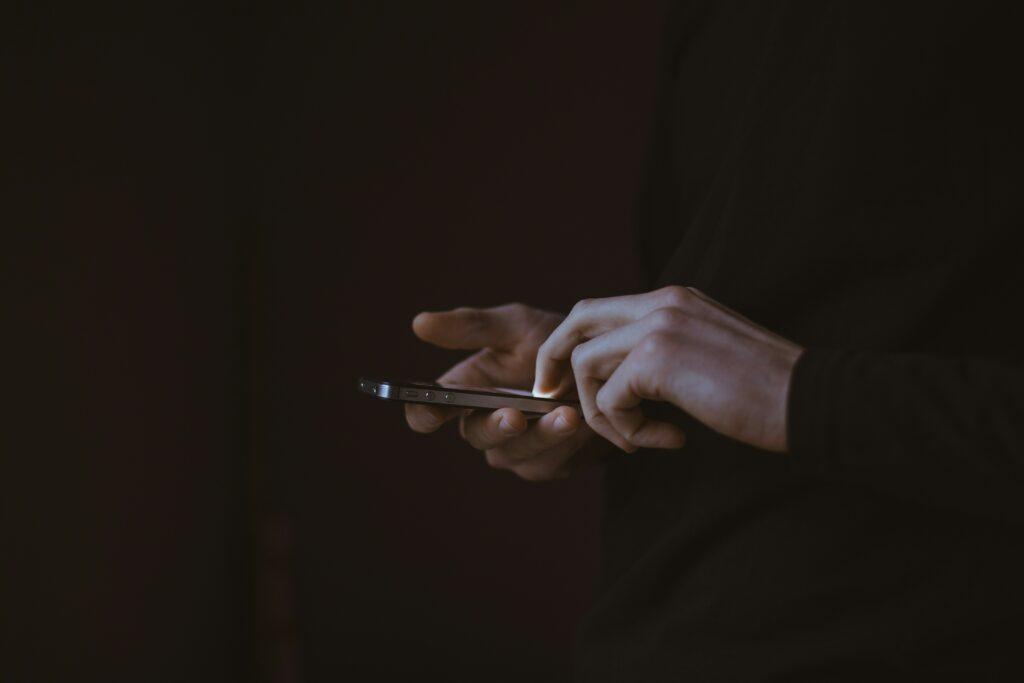 Photo de mains qui utilisent un smartphone