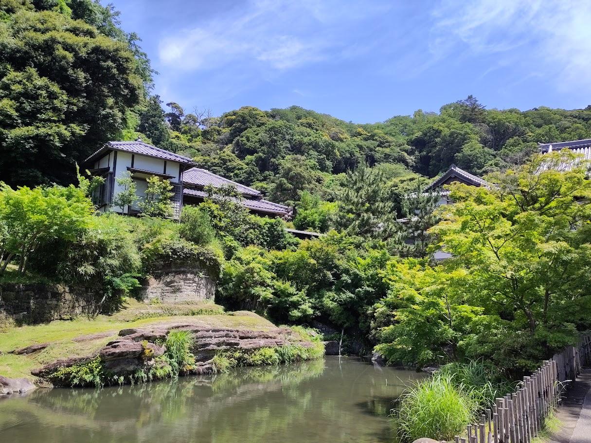 temple shoreiin à kamakura, bâtiments entourés d'arbres et étang