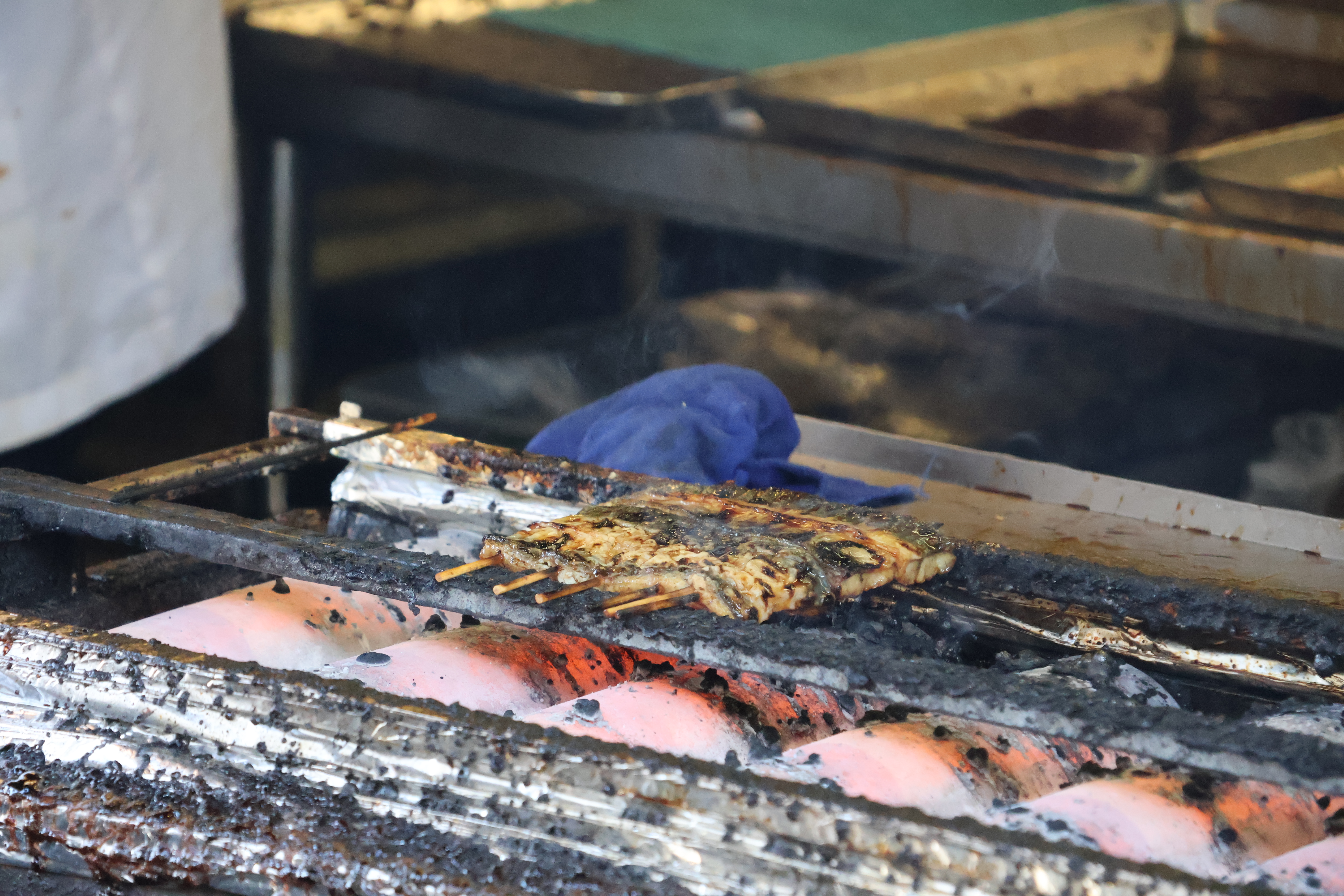 Anguilles en train de griller