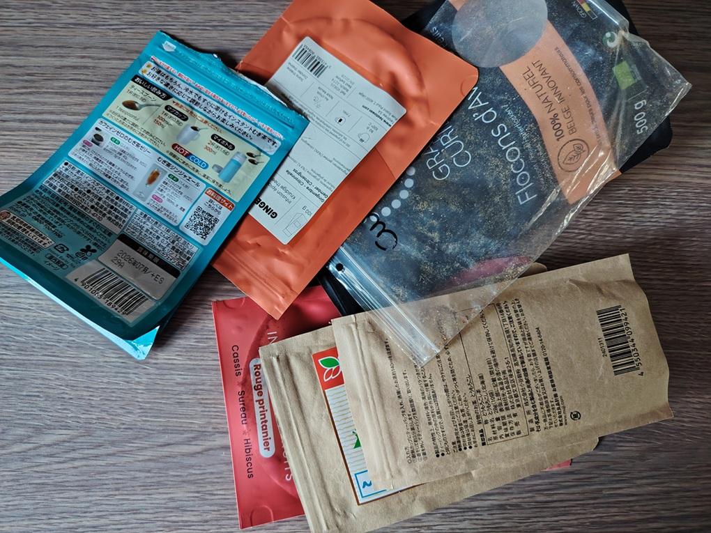 La photo représente des exemples de sachets zippés étanches de récupération: sachets de thé, sac congélation sale, sachet de flocons d'avoine.